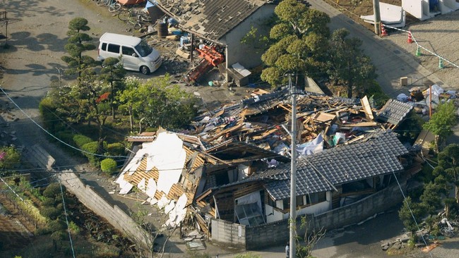 Menurut para ahli meteorologi, gempa susulan di Jepang masih akan berlangsung hingga beberapa hari ke depan, kian mengancam keamanan warga.