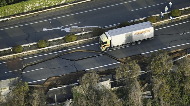 Sejumlah perusahaan terbesar di Jepang, termasuk Sony dan Toyota, menutup operasinya di wilayah selatan Jepang, menyusul gempa bumi berkekuatan 6,5 SR.