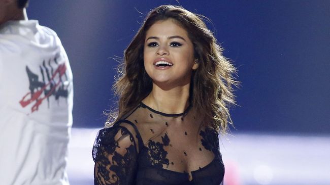 Sebuah lagu berjudul Can't Steal Our Love dibocorkan ke Soundcloud, dan dipercaya merupakan lagu terakhir Jelena sebelum putus hubungan.