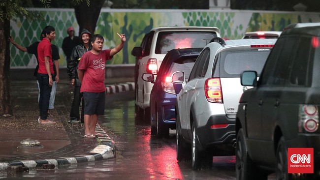 Nantinya pembatas jalur cepat dan jalur lambat di sepanjang Jalan Sudirman menuju Bundaran Senayan akan dibongkar untuk mempermudah mobil melintas.