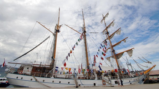 KRI Dewaruci juga akan memberi kesempatan kepada masyarakat untuk berkunjung ke KRI Dewaruci yang bersandar di Dermaga Layang Mako Lantamal VI.