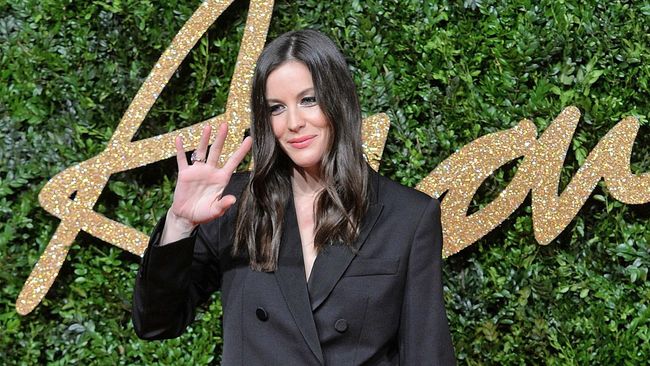 Kreasi Liv Tyler mengingatkan pada busana yang biasa dikenakan oleh Amelia Earhart, perempuan penerbang kebanggaan Amerika Serikat.
