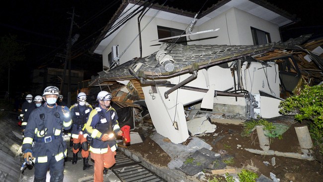 Gempa yang mengguncang Jepang pada Kamis (14/4) menewaskan sembilan orang dan melukai ratusan lainnya.