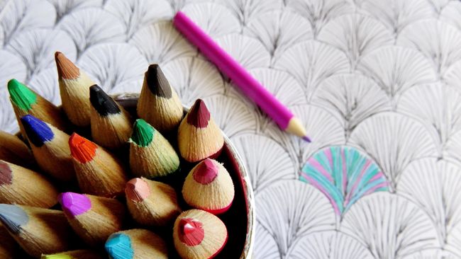 Bekerjasama dengan desainer Karl Lagerfeld, perusahaan Faber-Castell meluncurkan satu set pensil warna yang diberi nama Karlbox.