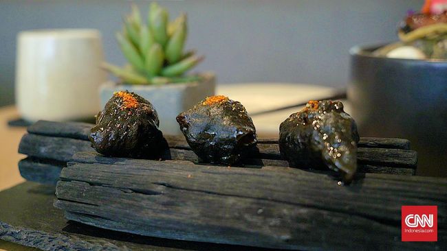 Menyantap karage hitam, steak dengan wasabi, sampai telur rebus yang diasap menjadi sebuah pengalaman unik di Oku Restaurant.