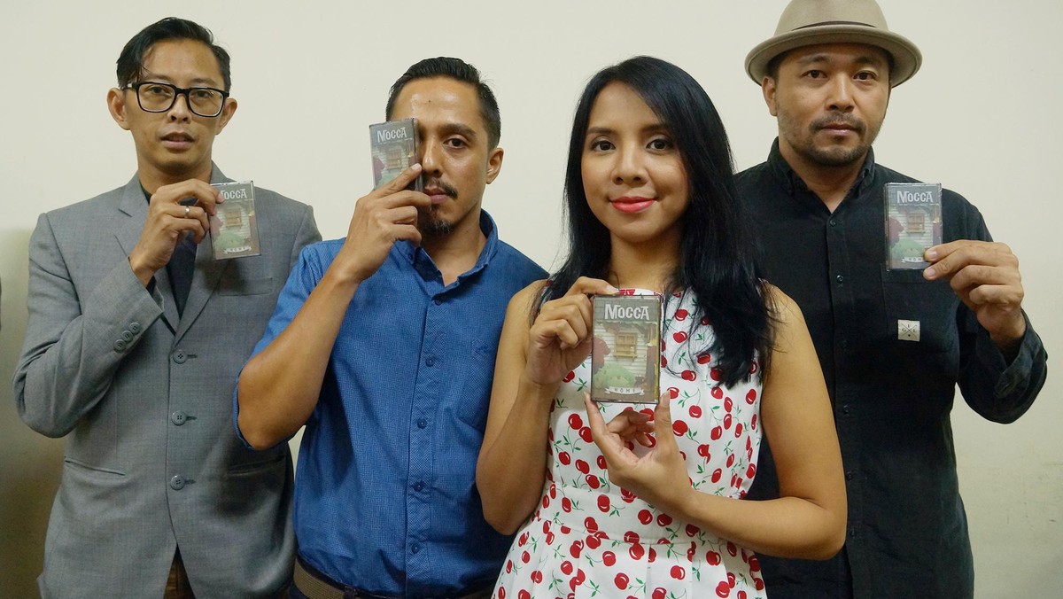 Enam lagu milik Mocca berikut ini berhasil go internasional karena pernah dijadikan sebagai musik latar di sejumlah acara tv dan film Korea&period; Ada lagu apa saja&quest;