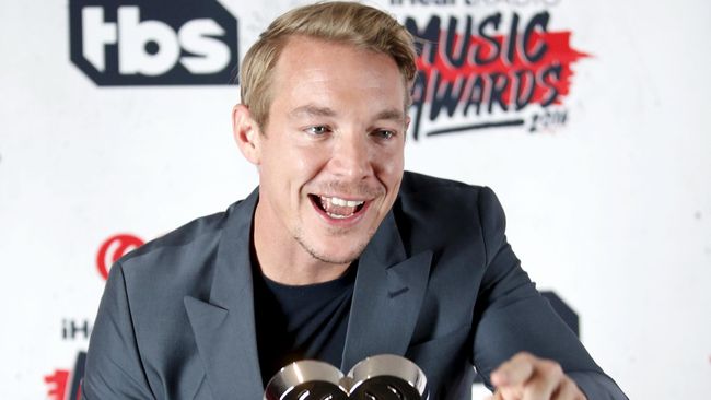 Tiba-tiba, akun Instagram Jonas Brothers menampilkan beberapa foto Diplo. Penggemar menduga keduanya segera berkolaborasi.
