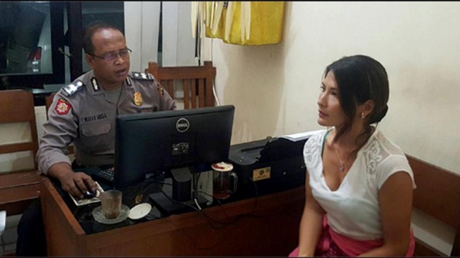 Artis dan model Tamara Bleszynski mendatangi Bareskrim Polri, Jakarta Selatan, Selasa (12/10) siang.