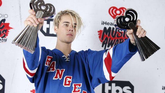 Ia meminta penggemarnya untuk tidak berteriak. Tapi karena tidak didengar, Bieber menjatuhkan mikrofon dan berbalik ke belakang panggung.