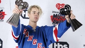 Justin Bieber 'Ngambek' pada Penggemar di Panggung