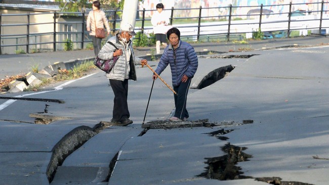 Gempa susulan 7,3 SR mengguncang Jepang pada Sabtu (16/4) menewaskan 20 orang, melukai 1.000 orang dan menjebak sejumlah warga di reruntuhan bangunan.