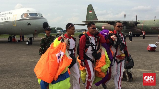 Giliran Sertu Bernadus Setya mengambil ancang-ancang. Sebelum terjun, hatinya tak keruan. Adrenalinnya berdetak kencang sebelum meloncat keluar dari pesawat.