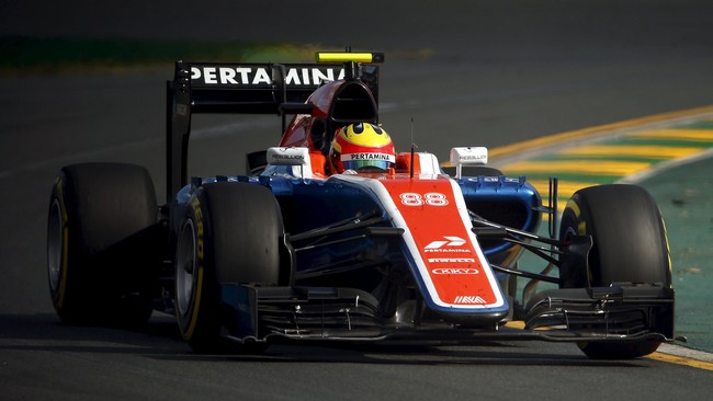 Pebalap tim Mercedes asal Britania Raya, Lewis Hamilton, tak bisa melanjutkan laju kendaraan di kualifikasi pertama karena kerusakan power unit.
