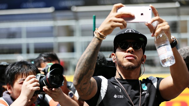 Juara bertahan Formula One (F1), Lewis Hamilton, terinspirasi pebalap veteran MotoGP, Valentino Rossi, jelang tampil di GP Rusia, Minggu (1/5).