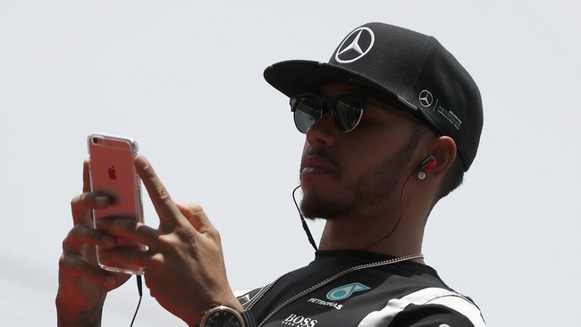Lewis Hamilton saat ini bergelimang uang namun ia mengaku hidup dalam kemiskinan ketika kecil.