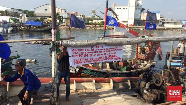 Ahok tak mau rugi kehilangan uang yang diperoleh dari kewajiban pengembang membayar kontribusi tambahan sebanyak 15 persen dari NJOP pulau reklamasi.