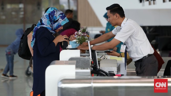 Dirjen Hubud Kemenhub Polana B Pramesti menegaskan lima maskapai mematuhi aturan baru terkait tarif tiket pesawat di Bandara Balikpapan.