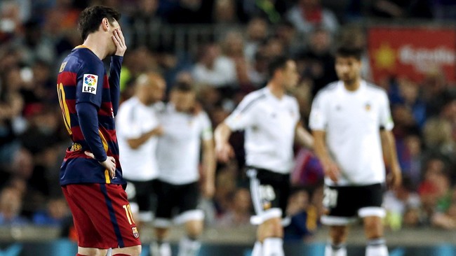 Kekalahan Barcelona 1-2 dari Valencia pada lanjutan La Liga di Stadion Camp Nou, Minggu (17/4) malam waktu setempat, menciptakan catatan menarik.
