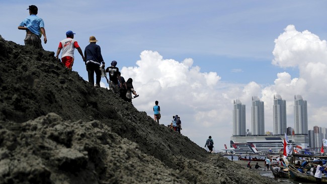 Hakim meminta izin reklamasi Pulau F yang diberikan pada PT Jakarta Propertindo agar dicabut. Reklamasi dinilai tak terkait dengan kepentingan umum.