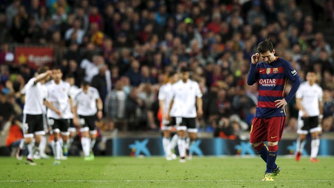 Lionel Messi menciptakan gol ke-500 sepanjang karier profesionalnya ketika Barcelona dikalahkan Valencia 1-2 di Camp Nou, Minggu (17/4).