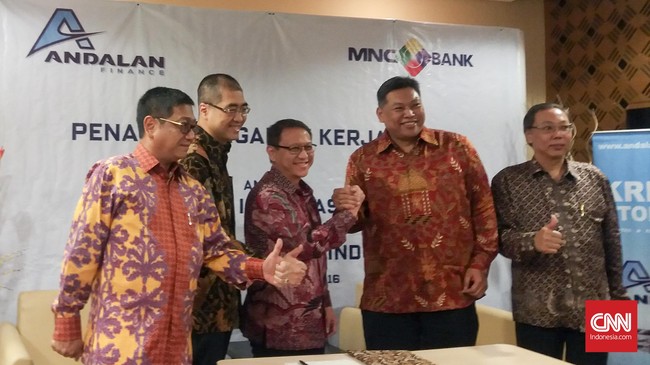 Manajemen belum memutuskan bank mana yang akan dibidik, namun target dipastikan bank dengan kategori BUKU I dengan pasar konsumer yang luas.