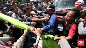 Demo Simposium: Polisi Diteriaki PKI, LBH Dituduh Pro-Komunis