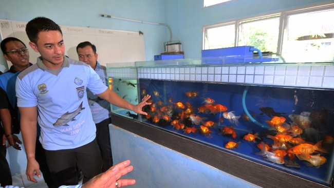 Penggeledahan dimulai sekitar pukul 13.30 WIB. Polisi bersenjata lengkap mengawal petugas KPK yang menggeledah ruang Zumi Zola dan anggota DPRD Jambi.