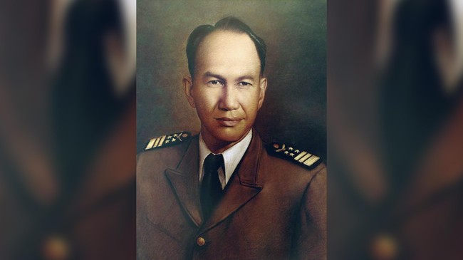 Perdana Menteri Myanmar U Nu terkesima saat menjejakkan kaki di Lanud Husein Sastranegara. Pesawat pengebom North B-25 Mitchell diparkir berjajar.