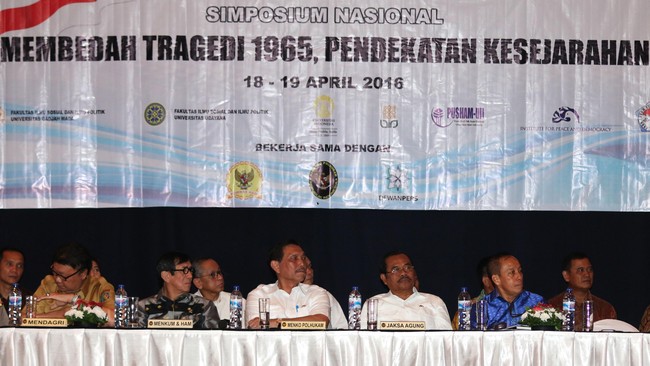 Menko Polhukam Wiranto tak mau mengomentari rumusan akhir Tragedi 65. Ia langsung meninggalkan kantor dengan mobil dinas.
