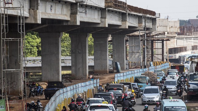 Pemerintah telah berhasil mendorong kontraktor menyelesaikan delapan dari 11 km jalan tol melayang yang menghubungkan Bekasi - Cawang - Kampung Melayu.