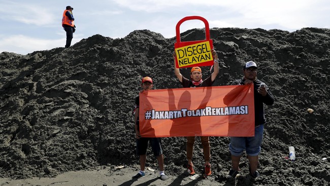 Cara berpikir Ahok, kata JJ Rizal, mewarisi gen Kota Jakarta bentukan Coen: semua digerakkan, dihitung, dinilai berdasarkan uang. Ruang adalah uang.