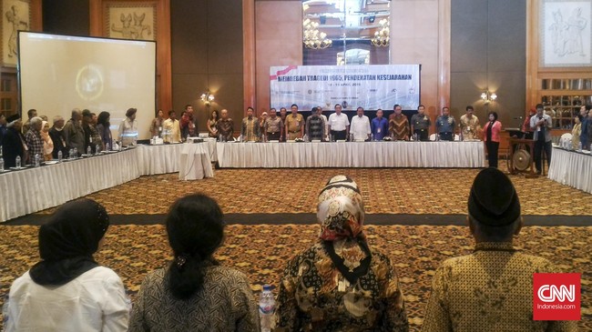 Berbagai cara dilakukan untuk membuka tabir kelam dan meluruskan sejarah Indonesia. Namun jalan menuju rekonsiliasi masih terlihat semu.