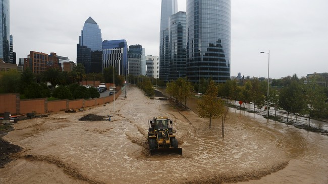 Hujan deras mendera Chile selama akhir pekan kemarin, mengakibatkan longsor dan banjir, satu tewas dan tujuh lainnya dinyatakan hilang.