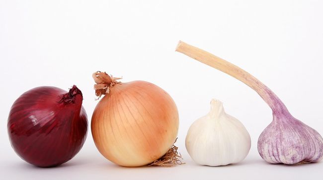 Jelang Paskah, warga Swiss bersiap membuat telur rebus yang diwarnai dengan kulit bawang. Namun, sekantung kulit bawang dijual lebih mahal dari bawangnya.
