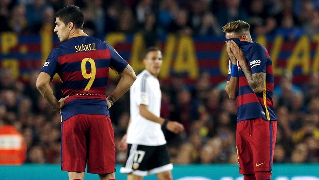 Barcelona gagal memangkas jarak dengan rival terdekatnya Atletico Madrid setelah Blaugrana takluk 1-2 dari Valencia di Camp Nou.