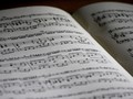 Benarkah Islam Melarang Mendengarkan Musik?