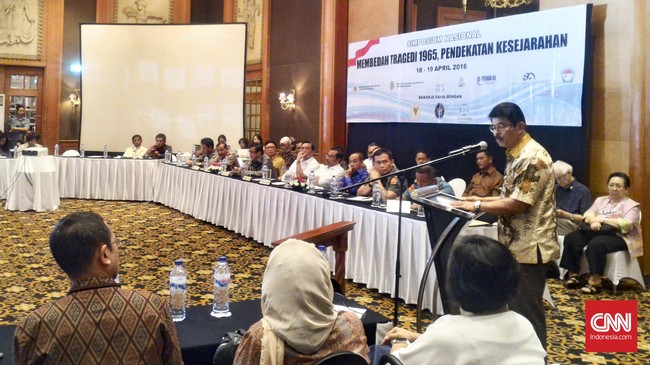 Pada penyelenggaraan Simposium Nasional Tragedi 1965 hari pertama, hanya Sintong Panjaitan yang berasal dari unsur Tentara Nasional Indonesia.