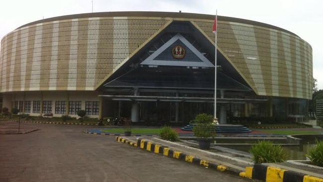 Sebuah lorong tiba-tiba muncul di selasar Pascasarjana Fakultas Ilmu Komunikasi (Fikom) Universitas Padjadjaran tepatnya di kampus Jatinangor. Seperti sihir.