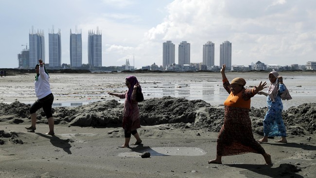 Menteri LHK Siti Nurbaya berkata, proyek reklamasi dapat berjalan jika telah dilengkapi rencana strategis, zonasi, rencana aksi pengelolaan.