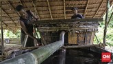 Lipsus Pulau Buru Proses pembuatan minyak kayu putih secara tradisional, Waeapo, Pulau Buru, Selasa, 8 Maret 2016. CNN Indonesia/Adhi Wicaksono.