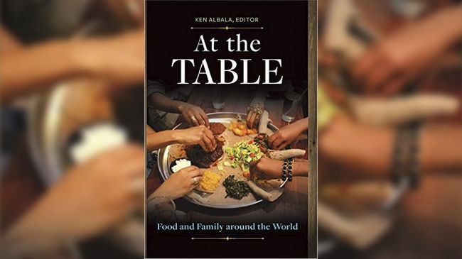 Buku ini berisi kebiasaan makan di Eropa, Asia, Timur Tengah, Afrika, dan Amerika.