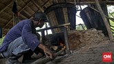 Lipsus Pulau Buru Proses pembuatan minyak kayu putih secara tradisional, Waeapo, Pulau Buru, Selasa, 8 Maret 2016. CNN Indonesia/Adhi Wicaksono.