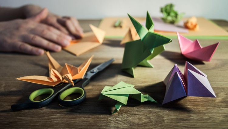 Bunda bingung mau mengajak main anak apa hari ini? Membuat origami bisa jadi salah satu solusi yang menyenangkan lho Bun. Yuk lihat bentuk apa yang bisa dibuat.