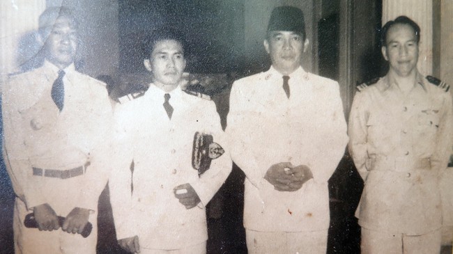 1966 tahun huru-hara. Semua hal berbau Sukarno jadi sasaran demo, termasuk Komando Pelaksana Proyek Industri Penerbangan --program pemerintah Sukarno.