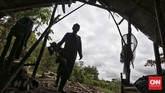 Lipsus Pulau Buru Proses pembuatan minyak kayu putih secara tradisional, Waeapo, Pulau Buru, Selasa, 8 Maret 2016. CNN Indonesia/Adhi Wicaksono.
