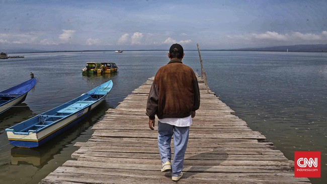 Bekas tahanan politik di Pulau Buru, Tumiso, kembali ke Pulau Buru untuk pertama kalinya setelah 37 tahun ia meninggalkan pulau tempat ia di buang dulu.