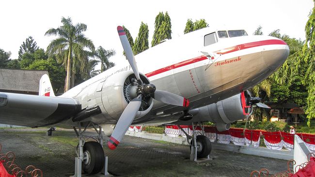 Indonesia sudah memiliki pesawat komersial pertama sejak 1948 yang diberi nama RI-001 Seulawah dan melakukan penerbangan pertama pada 1949.