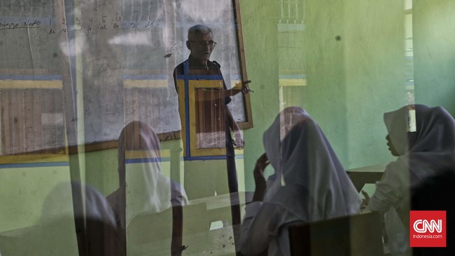 PGRI menawarkan sejumlah solusi kepada pemerintah demi tetap memperhatikan nasib guru honorer K2 yang kemungkinan tak lagi bisa menjadi CPNS.