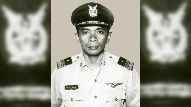 Langit runtuh. Hari itu pesawat yang dipiloti Nurtanio jatuh. Nestapa menggelayut di angkasa Bandung. Angkatan Udara berkabung, gugur satu sayap pelindung.