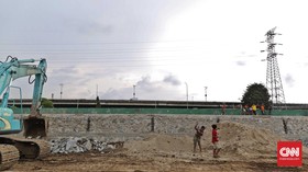 Penuh Kotoran Manusia, Sungai Kalijodo Sulit Dijernihkan